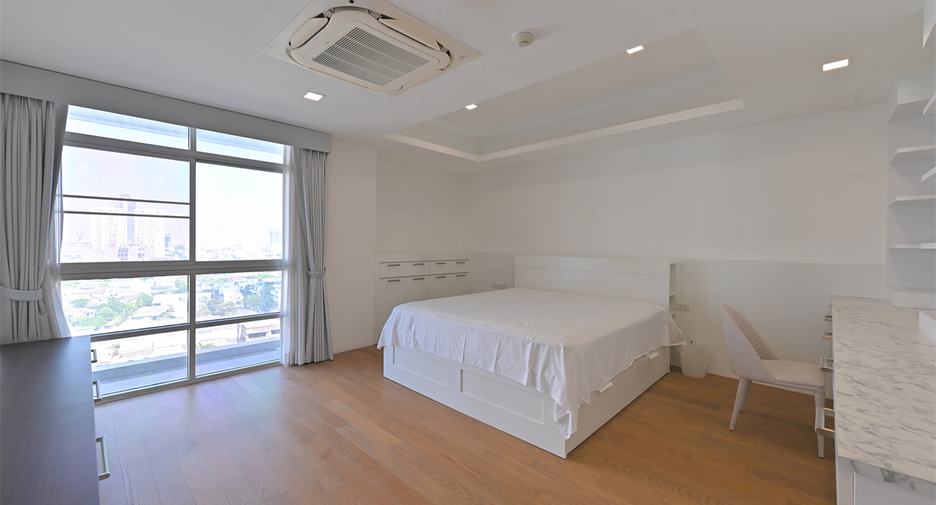For rent 3 bedrooms condo in Watthana, Bangkok