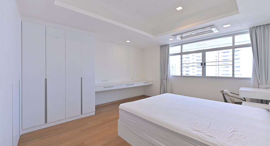 For rent 3 bedrooms condo in Watthana, Bangkok