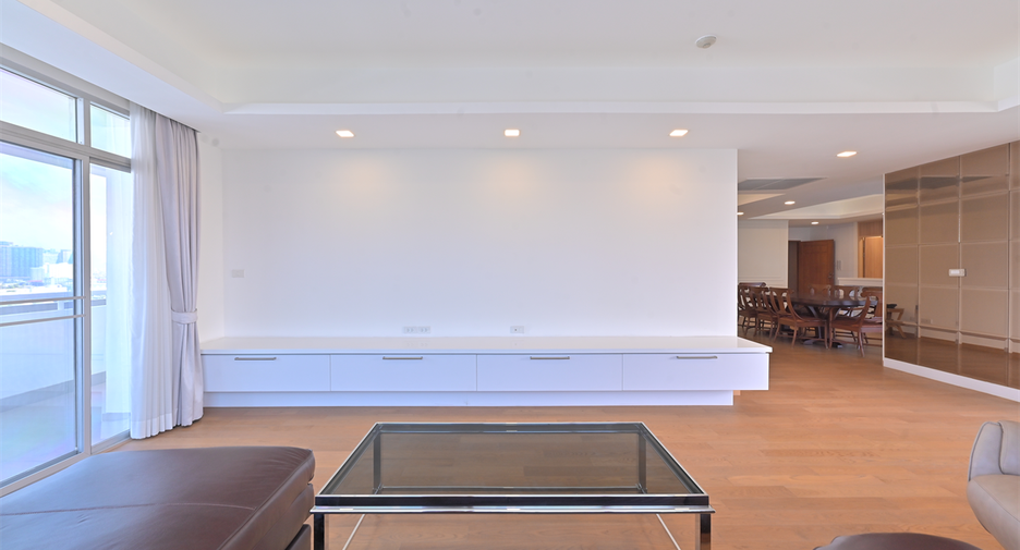 For rent 3 bedrooms condo in Watthana, Bangkok