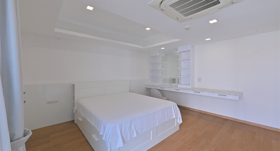 For rent 3 bedrooms condo in Watthana, Bangkok