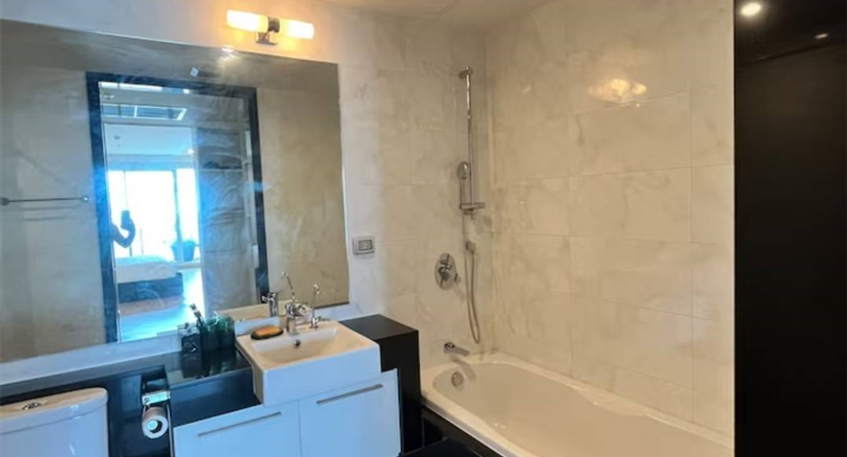 For rent 4 ベッドルーム condo in Yan Nawa, Bangkok