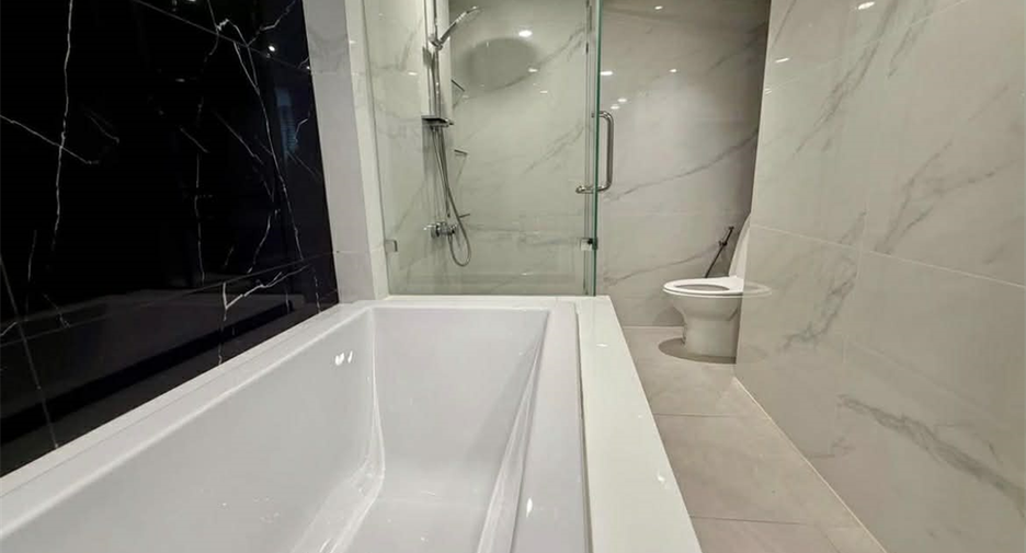 For rent 3 bedrooms condo in Khlong Toei, Bangkok