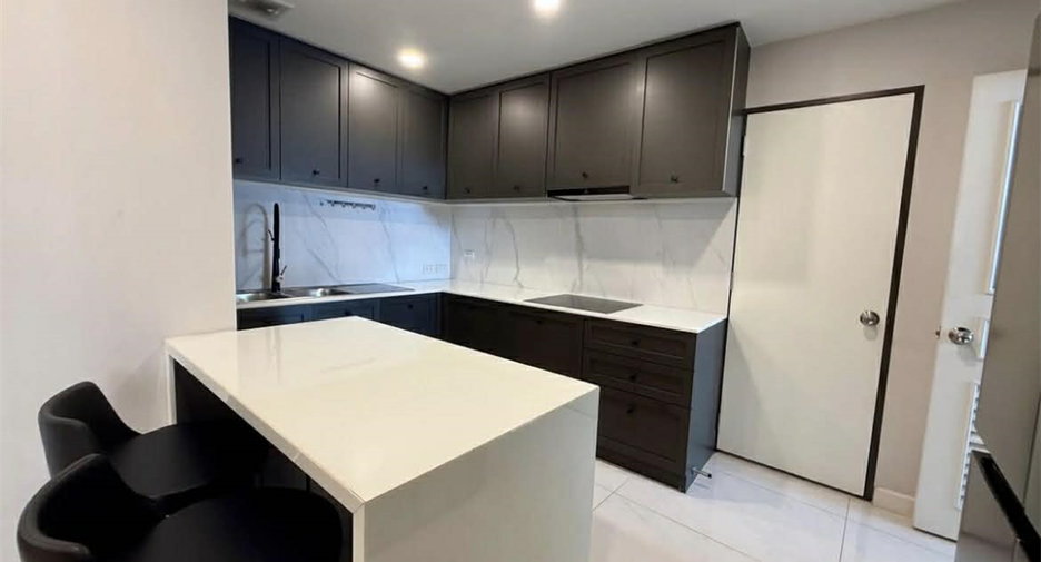 For rent 3 bedrooms condo in Khlong Toei, Bangkok