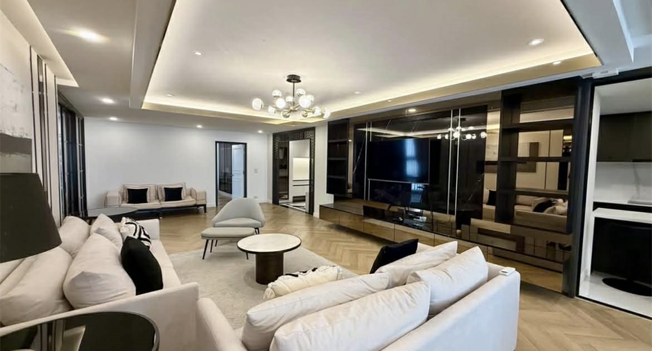For rent 3 bedrooms condo in Khlong Toei, Bangkok