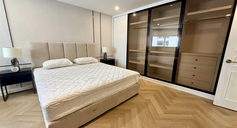 For rent 3 bedrooms condo in Khlong Toei, Bangkok