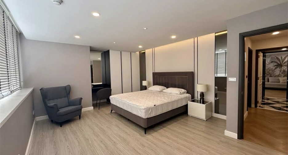 For rent 3 bedrooms condo in Khlong Toei, Bangkok