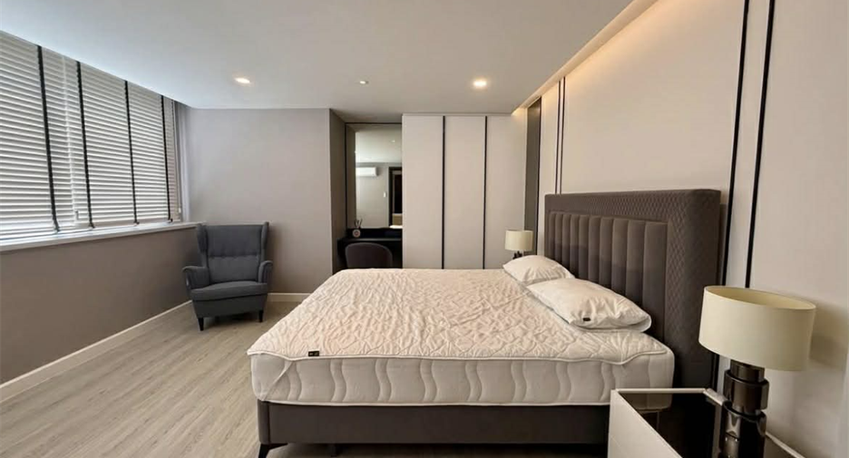 For rent 3 bedrooms condo in Khlong Toei, Bangkok