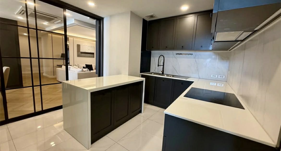 For rent 3 bedrooms condo in Khlong Toei, Bangkok