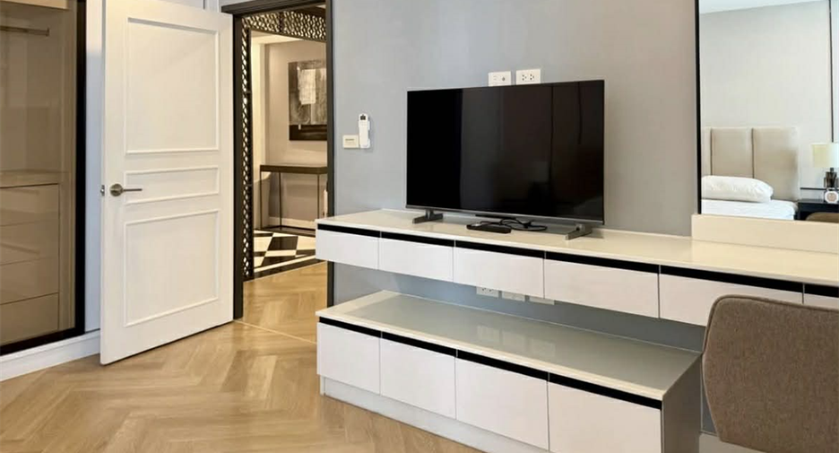 For rent 3 bedrooms condo in Khlong Toei, Bangkok