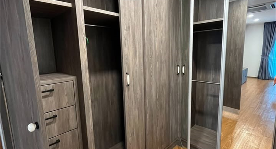 For rent 2 bedrooms condo in Sathon, Bangkok
