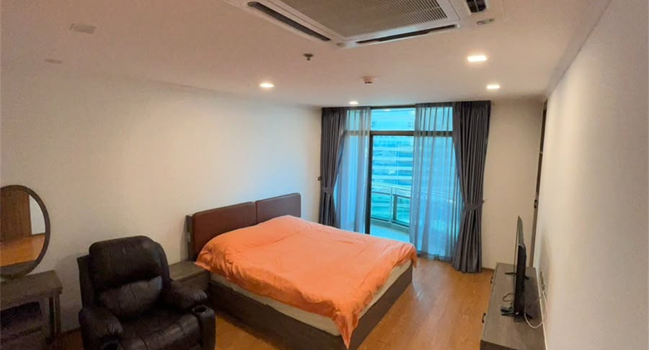 For rent 2 bedrooms condo in Sathon, Bangkok