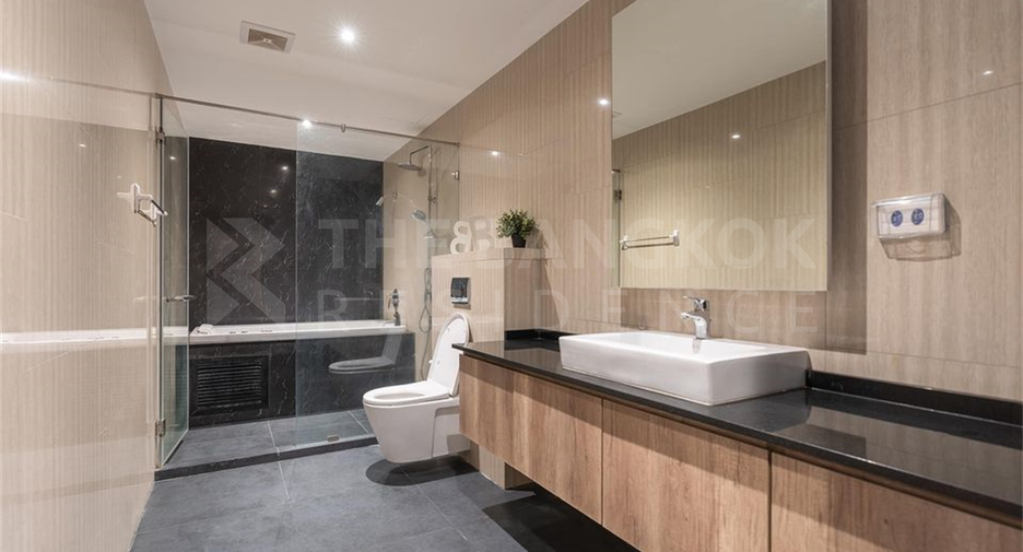 For rent 3 bedrooms condo in Phra Khanong, Bangkok