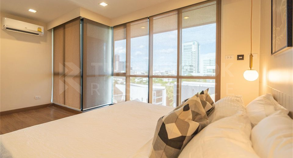 For rent 3 bedrooms condo in Phra Khanong, Bangkok
