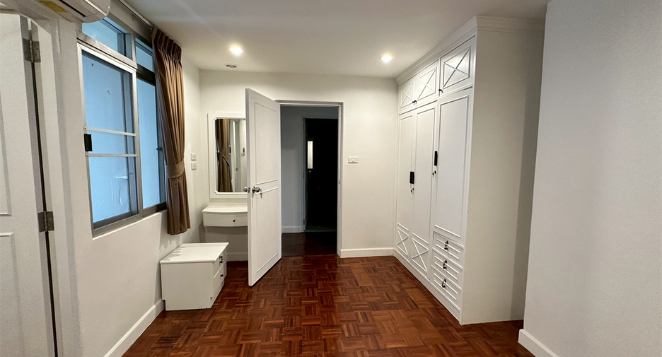 For rent 3 bedrooms condo in Khlong Toei, Bangkok
