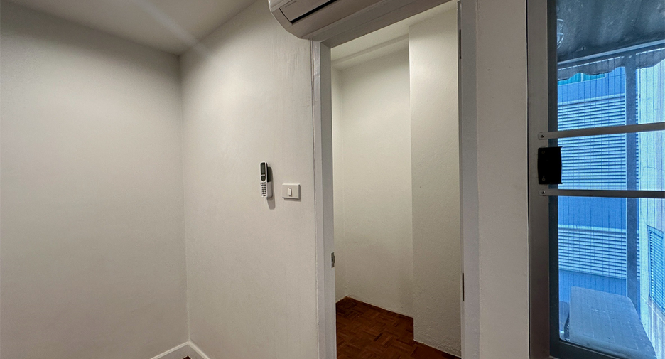 For rent 3 bedrooms condo in Khlong Toei, Bangkok