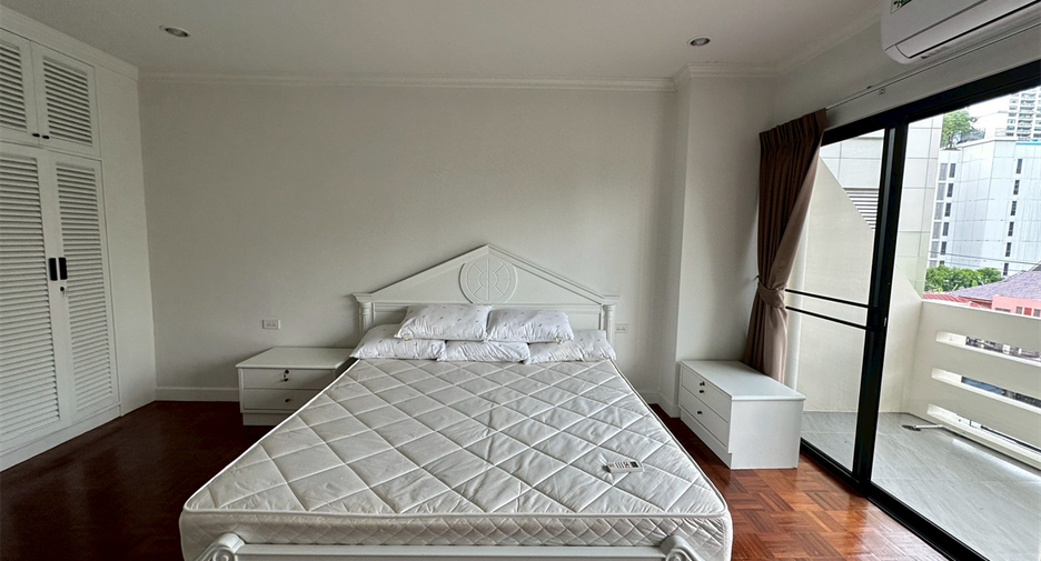 For rent 3 bedrooms condo in Khlong Toei, Bangkok