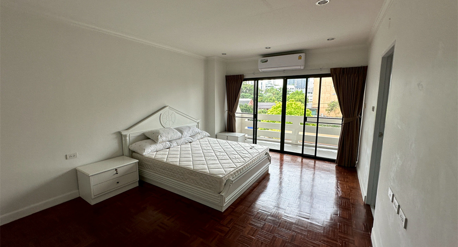 For rent 3 bedrooms condo in Khlong Toei, Bangkok