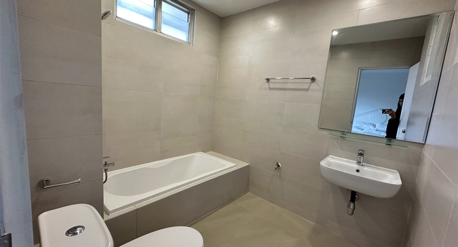 For rent 3 bedrooms condo in Khlong Toei, Bangkok