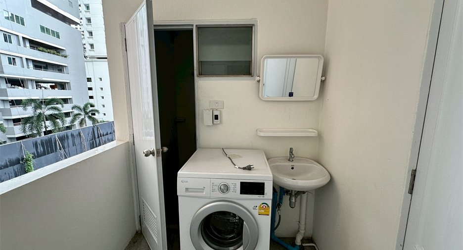 For rent 3 bedrooms condo in Khlong Toei, Bangkok