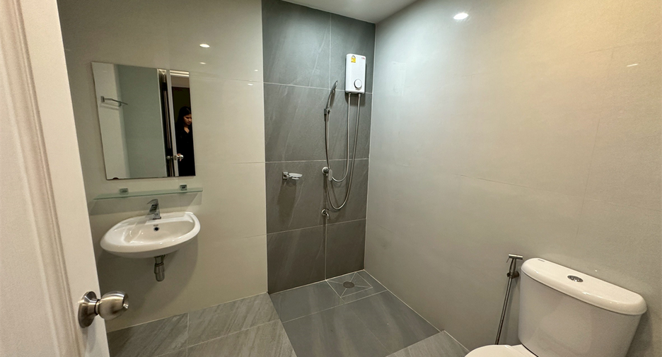 For rent 3 bedrooms condo in Khlong Toei, Bangkok