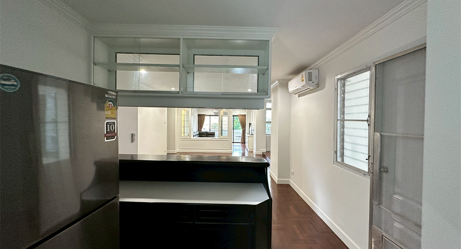 For rent 3 bedrooms condo in Khlong Toei, Bangkok