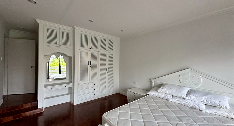 For rent 3 bedrooms condo in Khlong Toei, Bangkok
