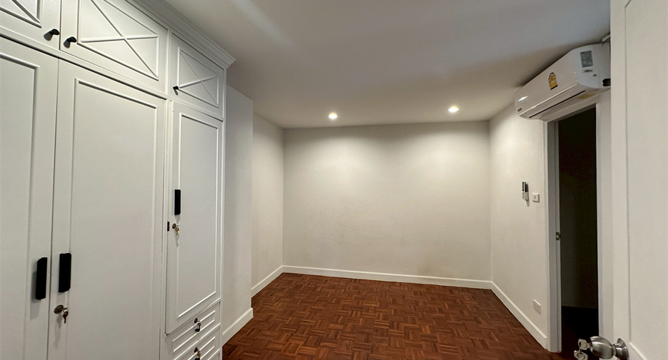 For rent 3 bedrooms condo in Khlong Toei, Bangkok