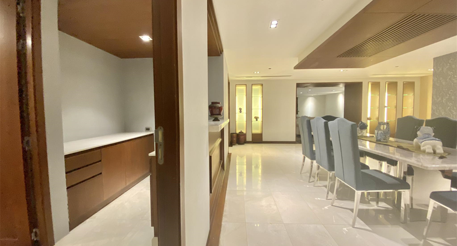 For rent 3 bedrooms condo in Watthana, Bangkok