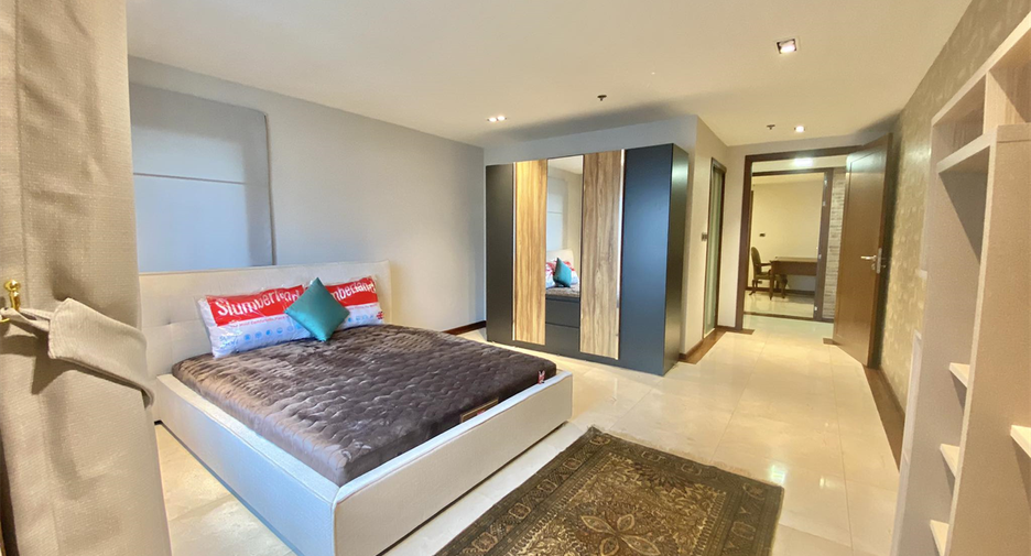 For rent 3 bedrooms condo in Watthana, Bangkok