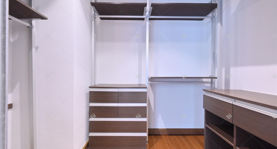 For rent 3 bedrooms condo in Pathum Wan, Bangkok