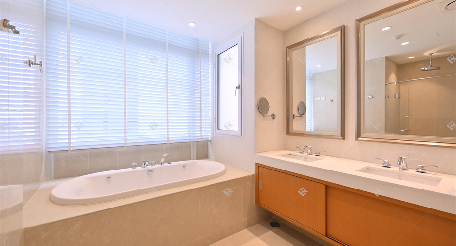 For rent 3 bedrooms condo in Pathum Wan, Bangkok