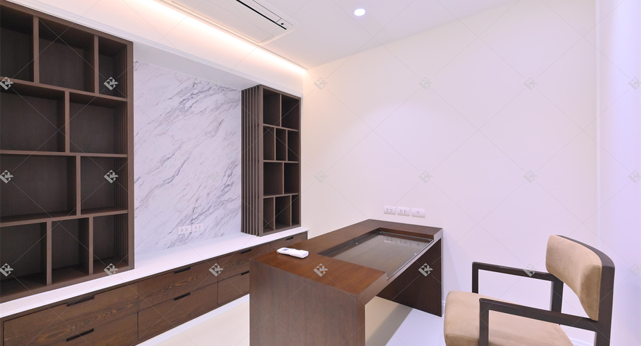 For rent 3 bedrooms condo in Pathum Wan, Bangkok