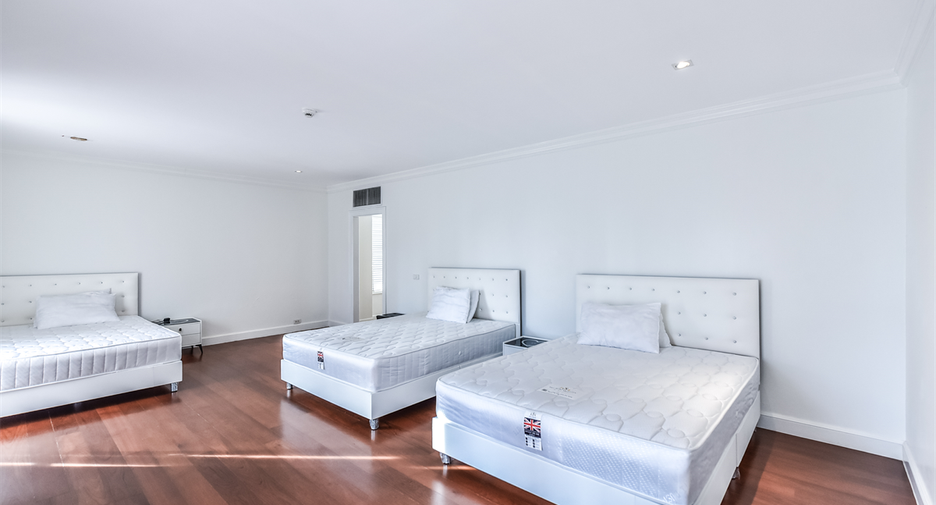 For rent 3 bedrooms condo in Pathum Wan, Bangkok