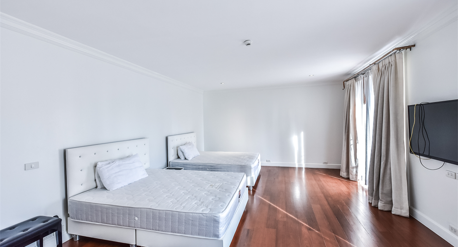 For rent 3 bedrooms condo in Pathum Wan, Bangkok