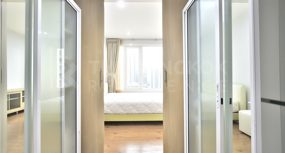 For rent 2 bedrooms condo in Khlong Toei, Bangkok