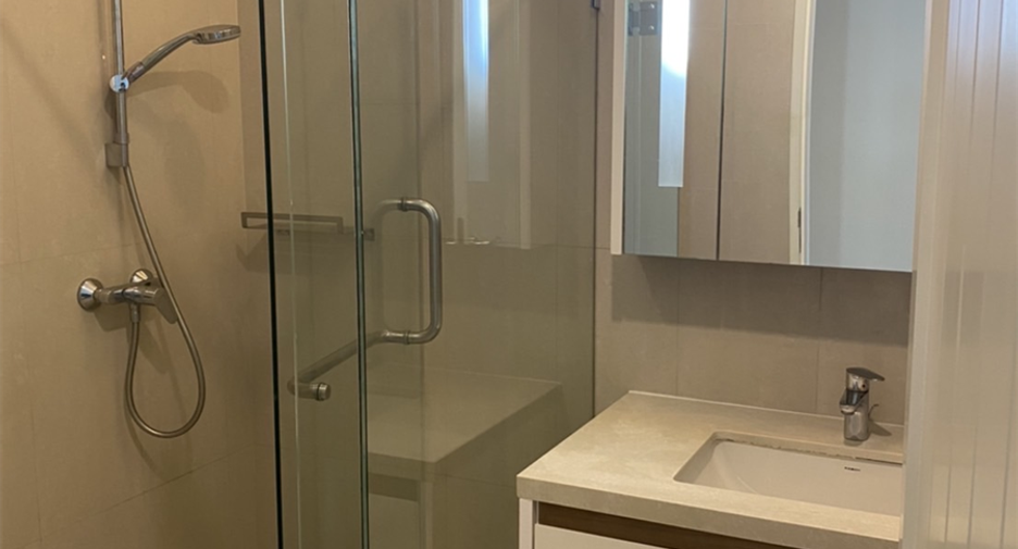 For rent 3 bedrooms condo in Pathum Wan, Bangkok