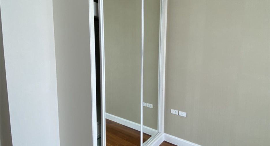 For rent 3 bedrooms condo in Pathum Wan, Bangkok