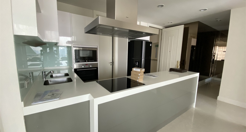 For rent 3 bedrooms condo in Pathum Wan, Bangkok