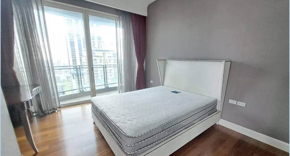 For rent 3 bedrooms condo in Pathum Wan, Bangkok