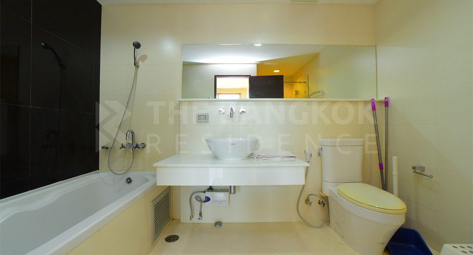 For rent 2 bedrooms condo in Khlong Toei, Bangkok