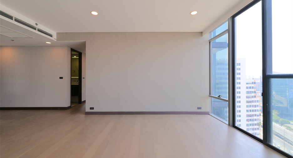 For rent 3 bedrooms condo in Khlong Toei, Bangkok