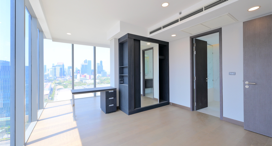 For rent 3 bedrooms condo in Khlong Toei, Bangkok