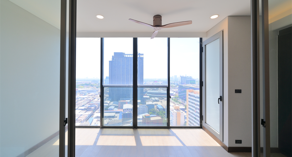 For rent 3 bedrooms condo in Khlong Toei, Bangkok