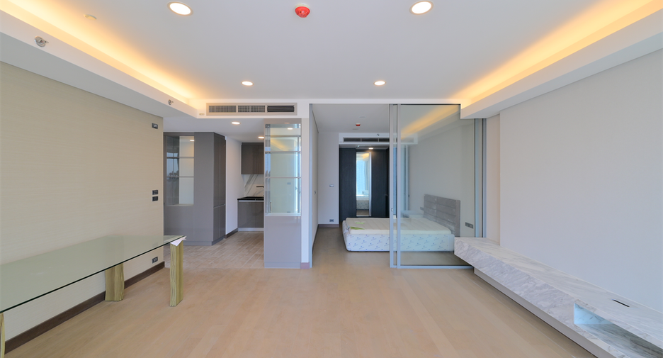 For rent 3 bedrooms condo in Khlong Toei, Bangkok
