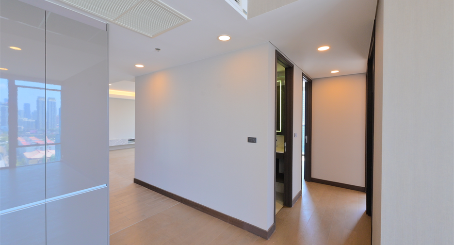 For rent 3 bedrooms condo in Khlong Toei, Bangkok