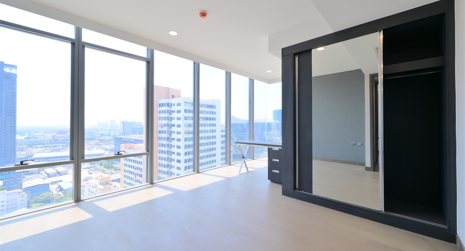 For rent 3 bedrooms condo in Khlong Toei, Bangkok