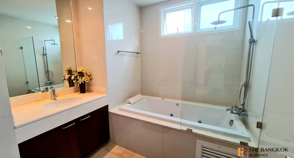 For rent 2 bedrooms condo in Watthana, Bangkok