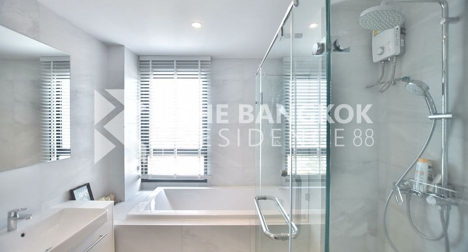 For rent 2 bedrooms condo in Watthana, Bangkok
