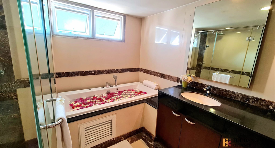 For rent 3 bedrooms condo in Watthana, Bangkok