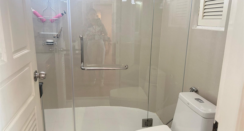 For rent 3 bedrooms condo in Khlong Toei, Bangkok